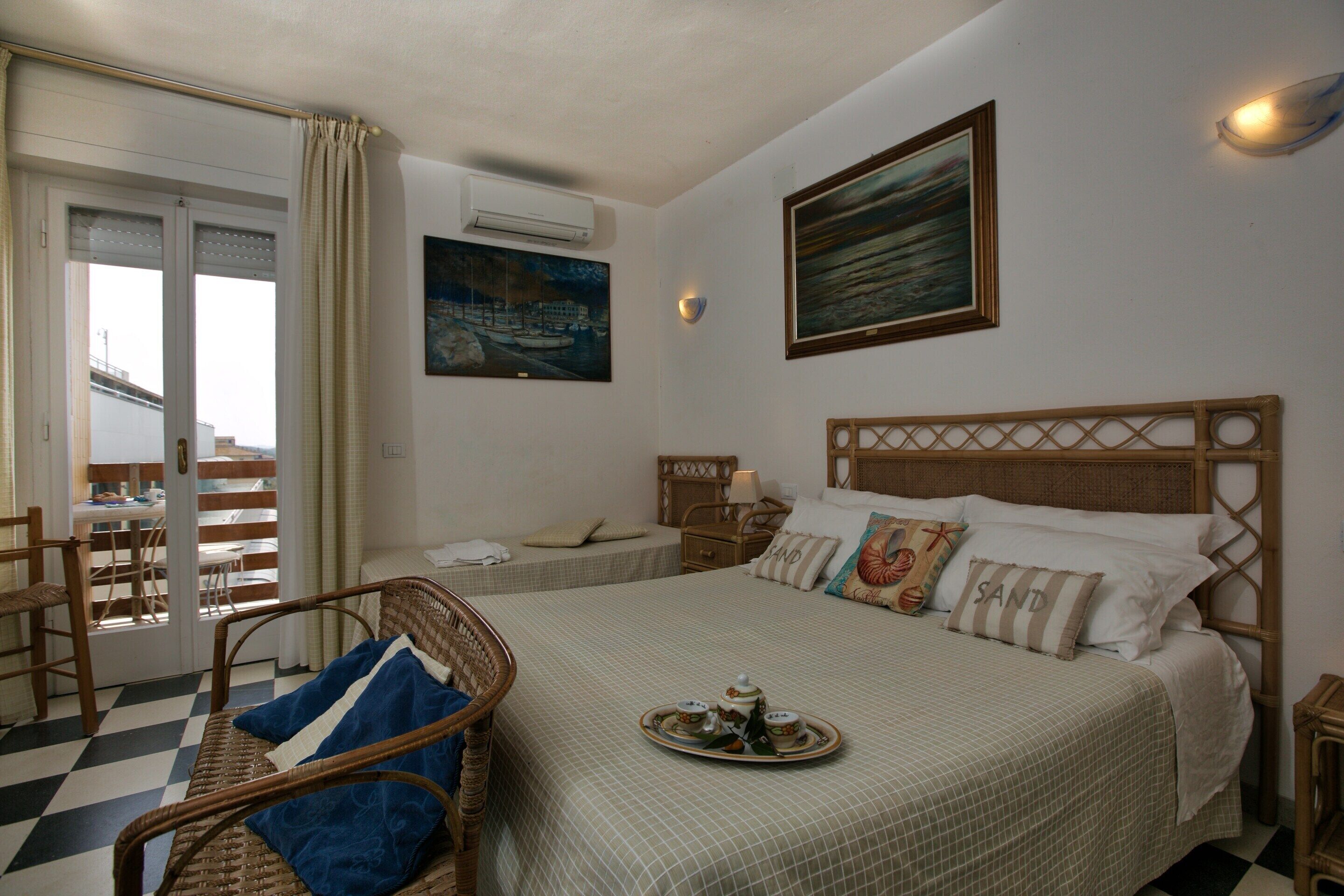 21 chambres, ameublement personnalisé, fer et planche à repasser