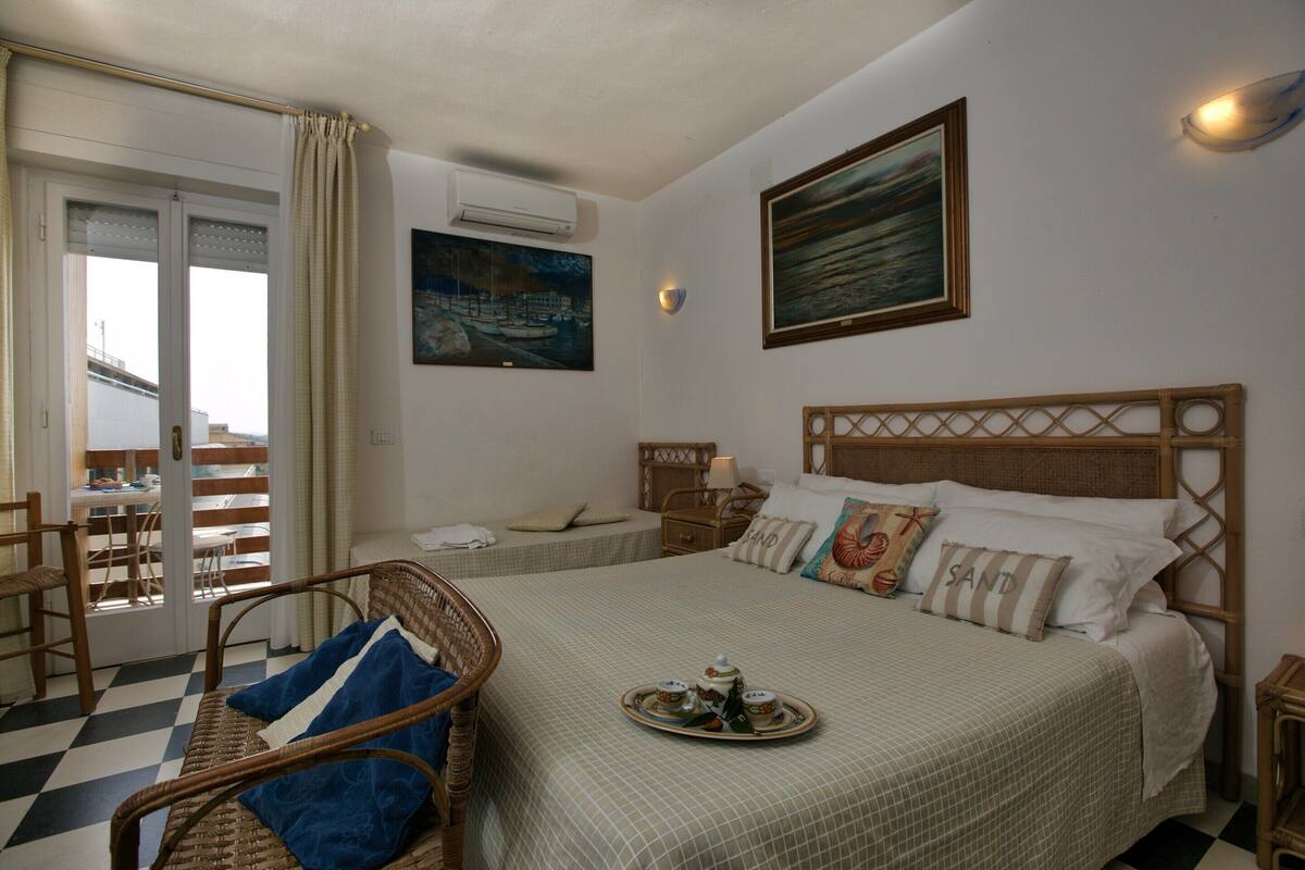 21 chambres, ameublement personnalisé, fer et planche à repasser