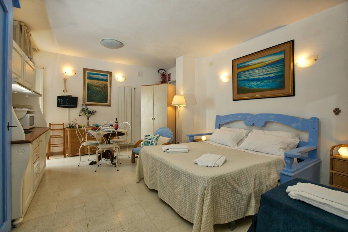 21 chambres, ameublement personnalisé, fer et planche à repasser