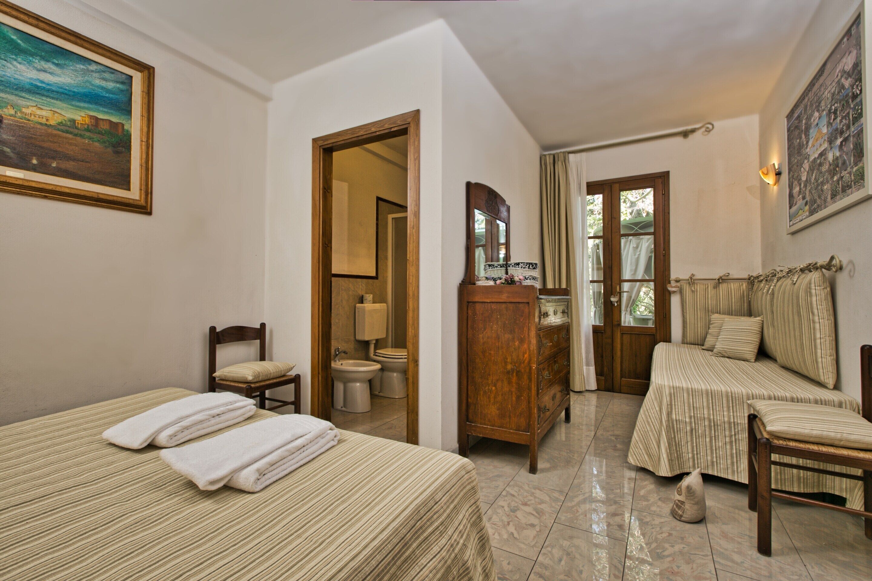 21 chambres, ameublement personnalisé, fer et planche à repasser