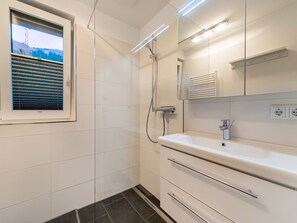 Classic Apartment, 3 Bedrooms | Bathroom | Shower - Large Apartment in Sankt Georgen With Balcony (Bruck an der Grossglocknerstrasse)