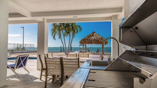 Sea Forever Sunsets On the Ocean all year round 4 bed 3 bath, dock and pool