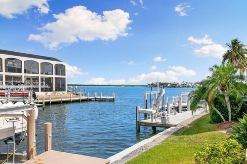 Magnolia Place - Boat Dock, Pool, Bikes, Beach Supplies, Remodeled