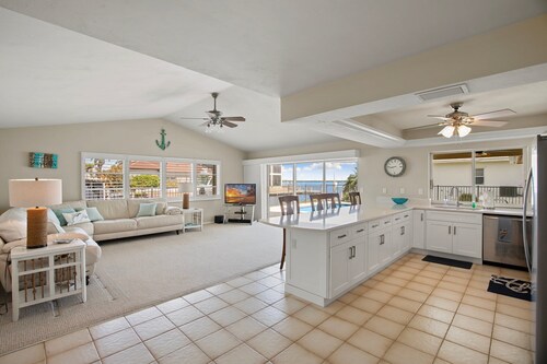 Magnolia Place - Boat Dock, Pool, Bikes, Beach Supplies, Remodeled