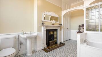 House | 6 bedrooms, desk