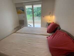 2 bedrooms, iron/ironing board, free WiFi, bed sheets