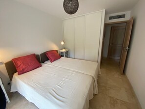 2 bedrooms, iron/ironing board, free WiFi