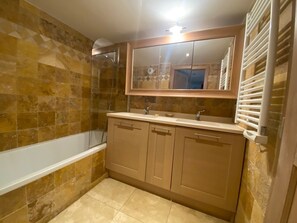 吹风机、肥皂、洗发水、卫生纸