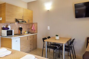 Studio with City View | ครัวขนาดเล็กส่วนตัว | ตู้เย็นเล็ก, ไมโครเวฟ, เตาประกอบอาหาร, เครื่องชงกาแฟ/ชา