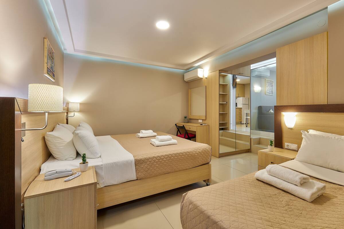 Open-Plan Family Suite Ground Floor | Caja fuerte, sistema de insonorización, tabla de planchar con plancha