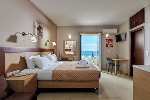 Studio with Panoramic Sea View | ตู้นิรภัยในห้องพัก, ห้องเก็บเสียง, เตารีด/โต๊ะรีดผ้า
