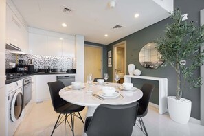 Réfrigérateur, micro-ondes, plaque de cuisson, grille-pain