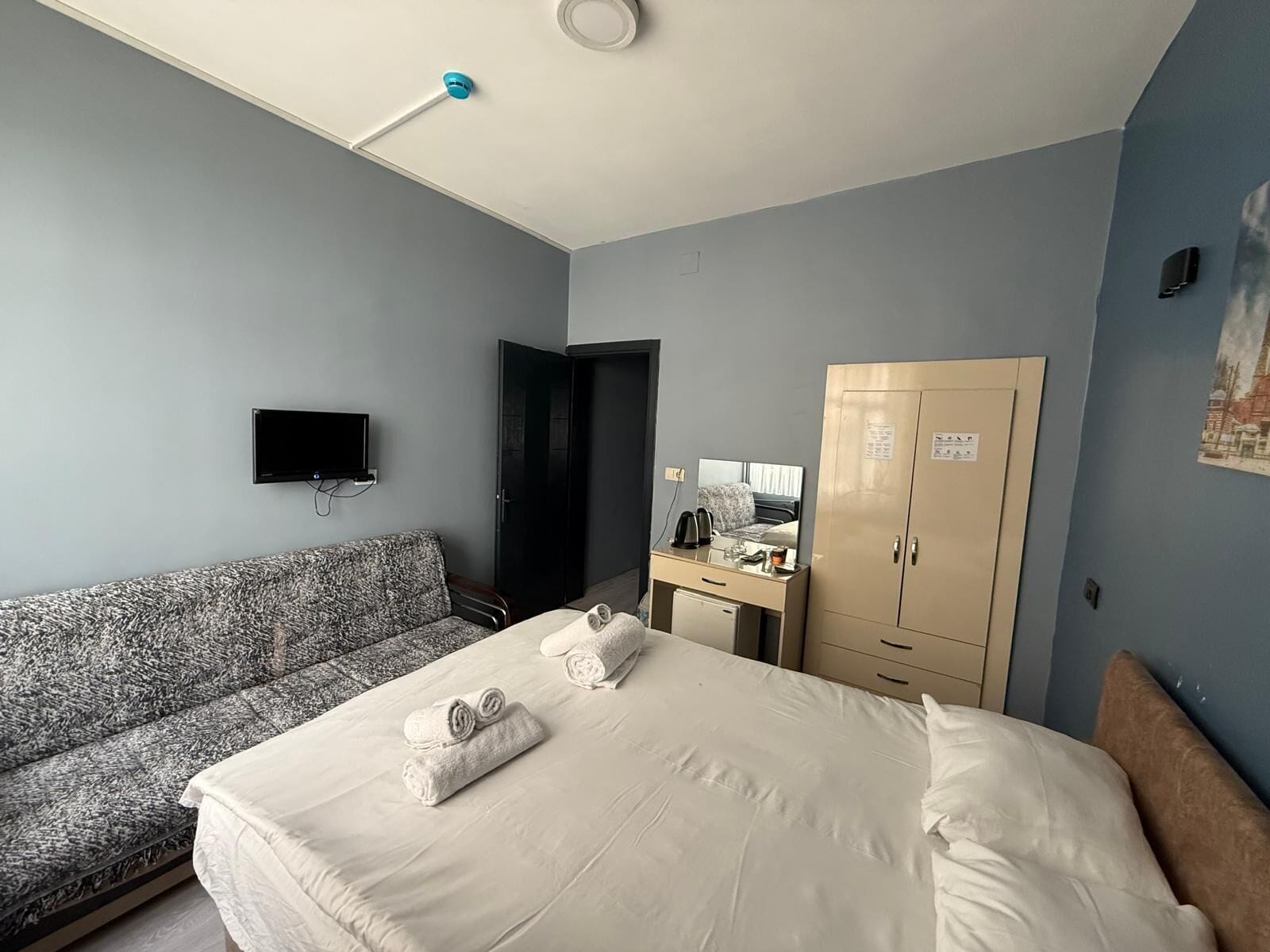 Family Suite | Individually furnished, desk, laptop workspace, iron/ironing board