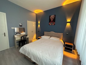 Individually furnished, desk, laptop workspace, iron/ironing board - UMK PANSİYON CADDE (Usak)