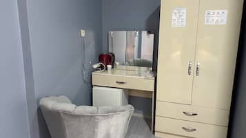 Individueel gemeubileerd, een bureau, een laptopwerkplek