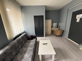 Habitación superior con 2 camas individuales | Zona de estar | Smart TV de 32 pulgadas con canales por satélite