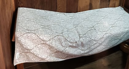 Cozy Guest Unit ideal for couples looking to Relax.