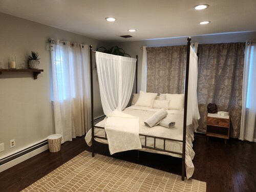 Cozy Guest Unit ideal for couples looking to Relax. 