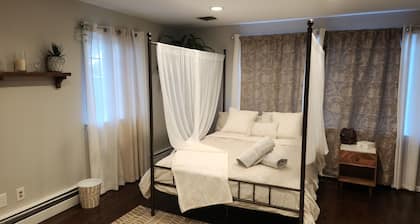 Cozy Guest Unit ideal for couples looking to Relax.