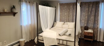 Cozy Guest Unit ideal for couples looking to Relax.