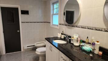 Douche, sèche-cheveux, bidet, serviettes fournies