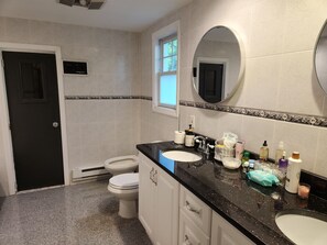 Suihku, hiustenkuivaaja, bidee, pyyhkeet