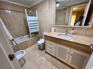 Shower, jetted tub, hair dryer, towels