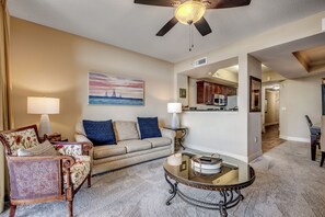 Una Smart TV, un reproductor de DVD, un reproductor estéreo