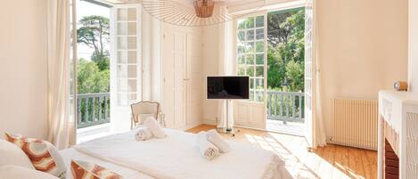 5 bedrooms, WiFi, bed sheets