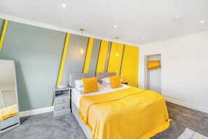 1 chambre, bureau, fer et planche à repasser, lit parapluie