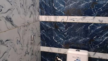 Deluxe Room | Bathroom | Towels