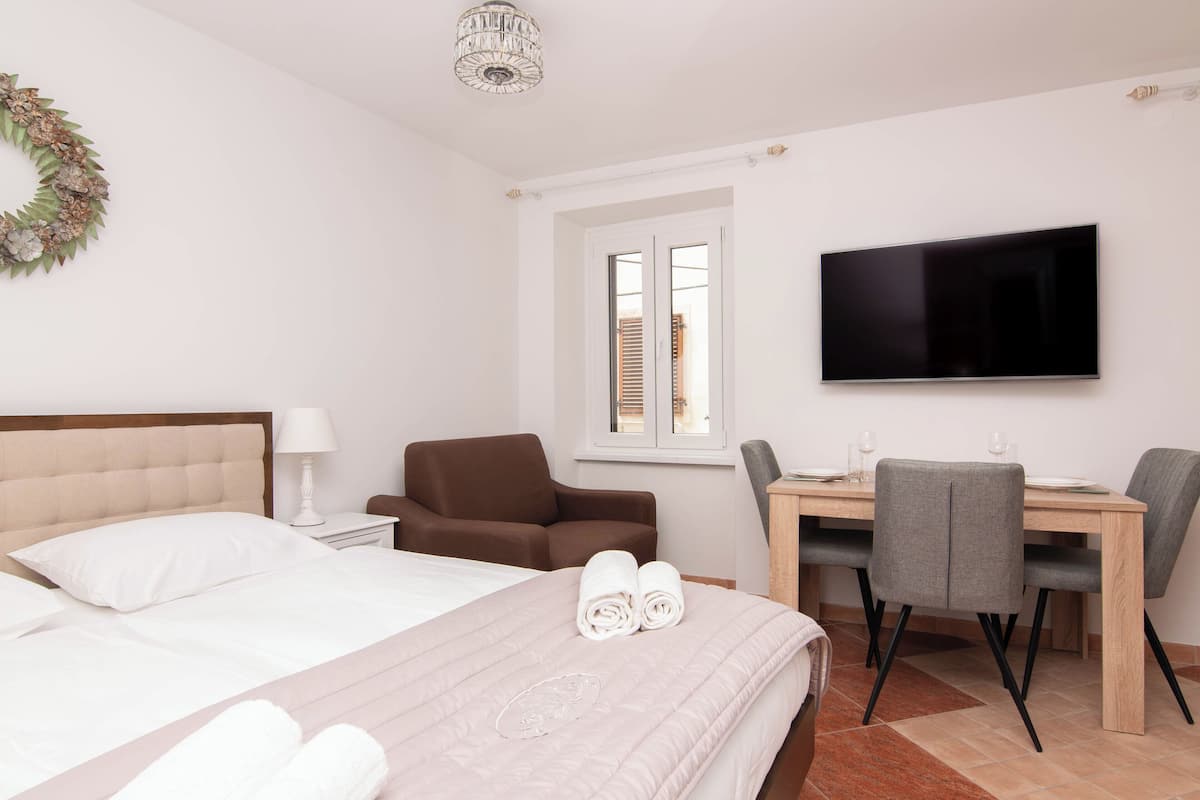 Appartement, uitzicht op stad | Woonruimte | Een flatscreentelevisie