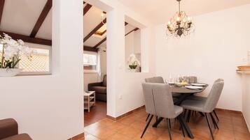 Duplex, 2 quartos, vista para a cidade | Área de estar | TV de tela plana