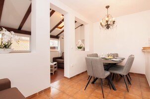 Dúplex, 2 habitaciones, vistas a la ciudad | Zona de estar | Una televisión de pantalla plana