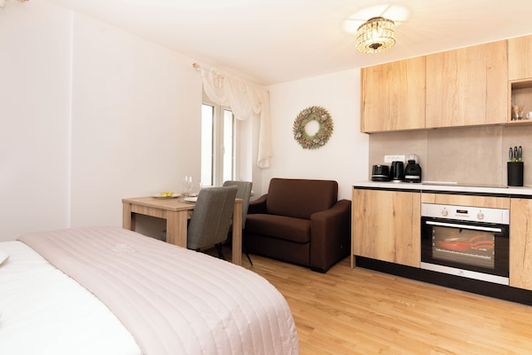 Apartamento, 1 cama de matrimonio con sofá cama, vistas a la ciudad | Servicio de comidas en la habitación