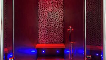 Quarto luxo | Banheiro | Secador de cabelo, toalhas de banho, sabonete, shampoo