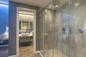 Suite, Jetted Tub | In-room safe, desk, free WiFi - 7 Inn Spanish Steps (Rome)