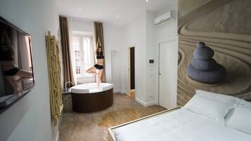 Suíte, banheira de hidromassagem | Cofres nos quartos, escrivaninha, Wi-Fi de cortesia