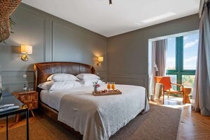 2 chambres, fer et planche à repasser, lit de bébé portatif