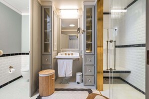Douche, sèche-cheveux, serviettes fournies