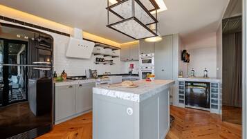 Réfrigérateur, micro-ondes, four, plaque de cuisson