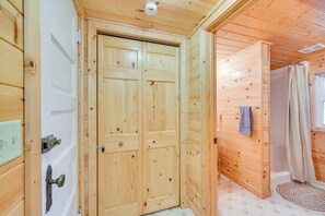 Cottage (1 Bedroom) | Interior - Secluded Lakefront Gem on 300 Acres in Webster (Webster)