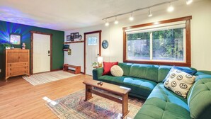 Unclassified image, 2 of 24, button - Mt Hood Launchpad! Cozy Retro Rhododendron Cabin (Rhododendron)