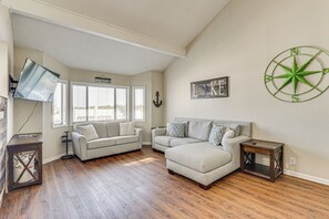 Apartment (2 Bedrooms) | Interior - Lake-view Condo in Osage Beach: Walk to Boat Ramp (Osage Beach)