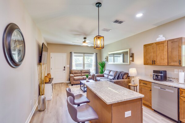 Interior - 1 Mi to Florida State University: Tallahassee Gem (Tallahassee)