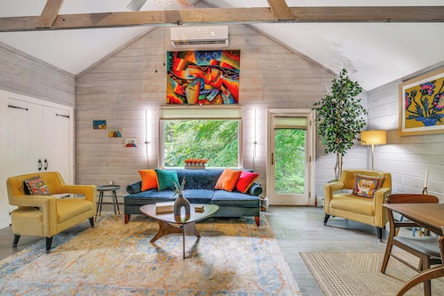 Serene Holmes Cottage Near Lakes & Trails!