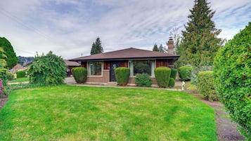 House (3 Bedrooms) | Exterior