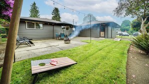 A backyard with a fire pit, outdoor furniture, and a grill. - 1 Mi to Snoqualmie River: Pet-friendly Getaway (Carnation)