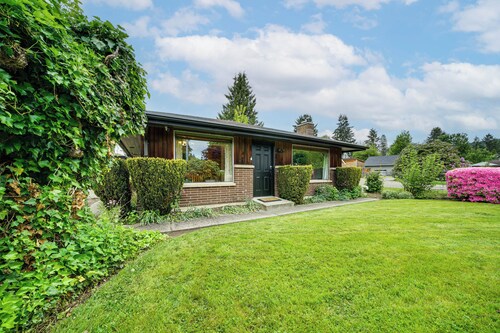 1 Mi to Snoqualmie River: Pet-friendly Getaway