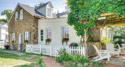 Cottage w/ Furnished Patio & Garden: Dtwn Leesburg